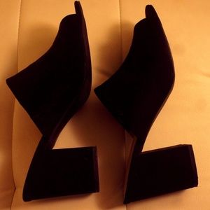 BEAUTIFUL TIMELESS MULES!! (block heels)